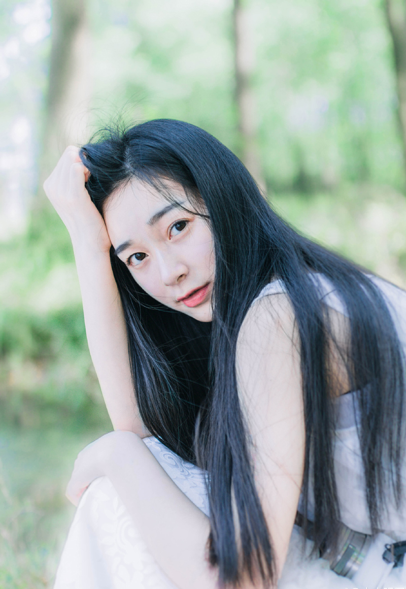 男人天生多情，只是他会对某一个人长情。女人天生专情，但她会对某一个人绝情。男人和一个喜欢的人在一起的时候，心里还有一个或多个她。因为他多情[lizhigushicom]。女人和一个喜欢的人在一起她所想的就是他。即使有更好的男人出现她也不会放弃。因为她的专情。而当她决定放弃一切都没有余地了。因为她绝情!